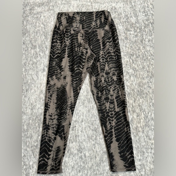 Evolution and Creation Gray & Black Tie Dye Print Brianna Yoga Legging Sz M - Picture 2 of 6